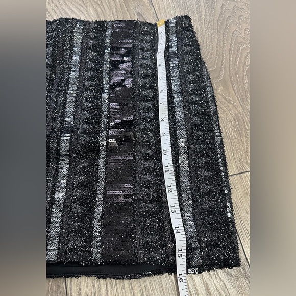 Express Black and Silver Sequin Mini Skirt 🪩🪩 - Picture 4 of 10